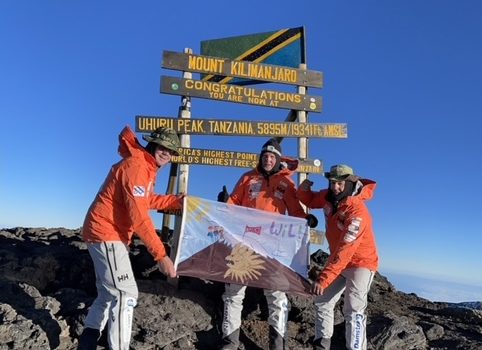 Dokkumer klimmers bereiken top Kilimanjaro voor Alzheimer