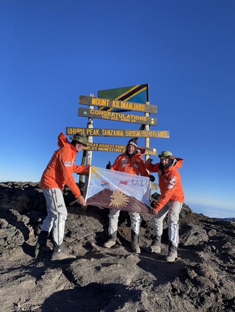 Dokkumer klimmers bereiken top Kilimanjaro voor Alzheimer