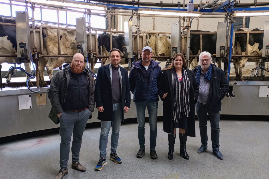 College bezoekt melkveebedrijf Den Hartog in Kollum