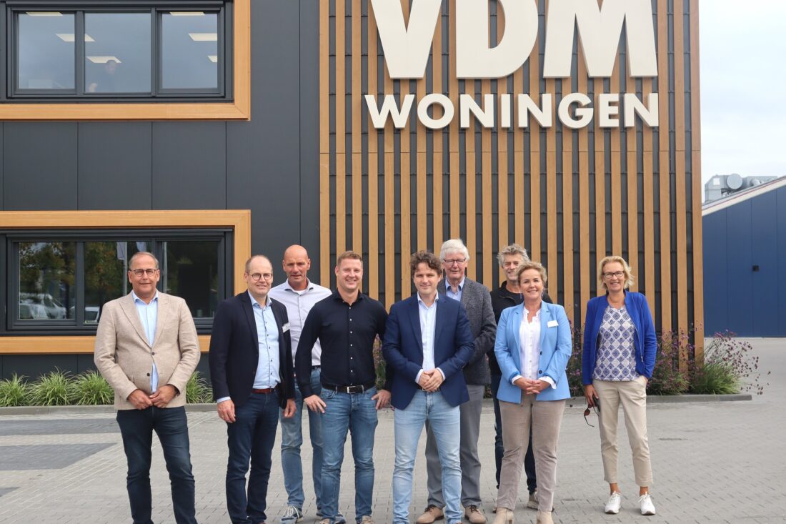 Bontenbal bezoekt geïndustrialiseerde woningfabriek VDM Woningen