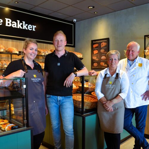 Echte Bakker Eddy de Jong heeft winkels in Dokkum en De Westereen. De bakkerij is nog gevestigd aan de Noarder Stasjonsstrjitte, maar verhuist ook naar de Ljurkstrjitte.