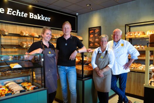Echte Bakker Eddy de Jong heeft winkels in Dokkum en De Westereen. De bakkerij is nog gevestigd aan de Noarder Stasjonsstrjitte, maar verhuist ook naar de Ljurkstrjitte.