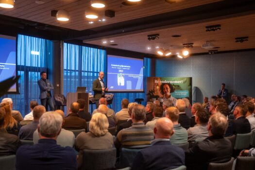 Daarom organiseert NieuweStroom op donderdag 19 juni de NieuweStroom Academy in Thialf (Heerenveen). Dit is een gratis bijeenkomst voor ondernemers die bewust willen omgaan met energie.