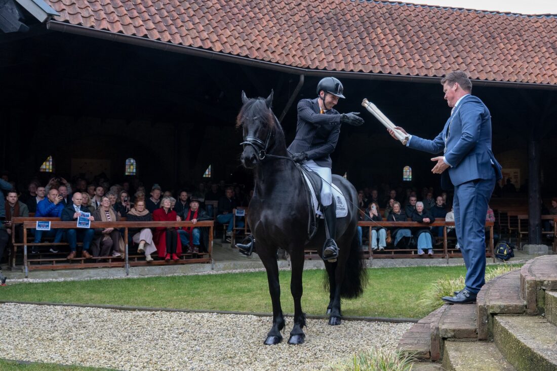 Keningsdei presenteert programma. Koningsdag in Dokkum op zijn Fries