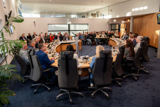 Dantumadiel neemt afscheid van raadsleden tijdens bijzondere raadsvergadering