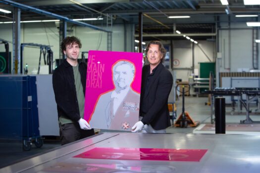 Koning Willem-Alexander schenkt portret van Friese vormgever in bruikleen aan gemeente Noardeast-Fryslân